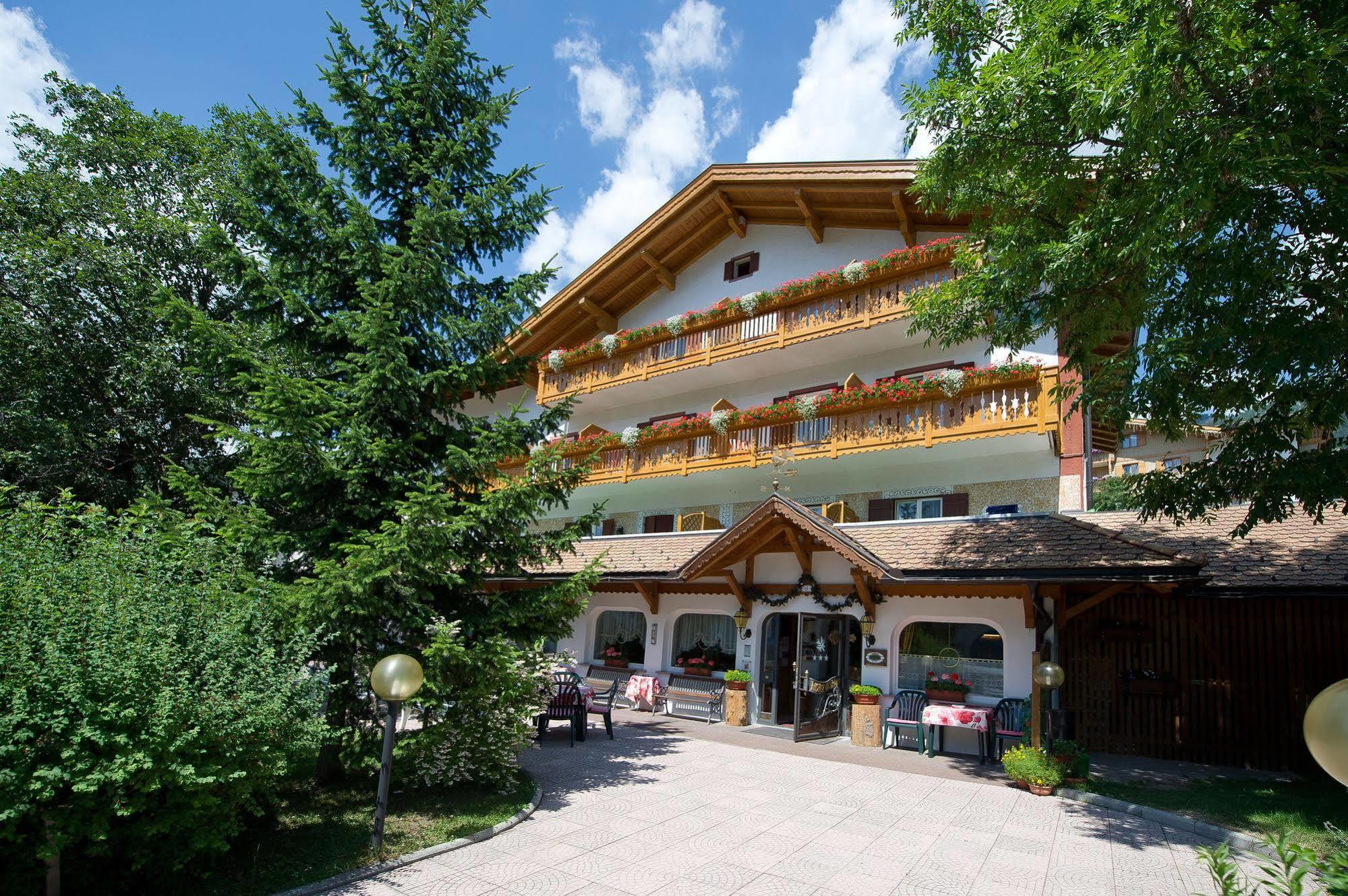 Hotel Cristallo Vigo di Fassa Kültér fotó